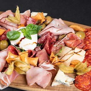 Selectie Mezeluri si Branzeturi