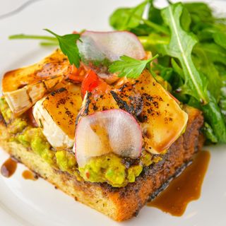  ავოკადოს ტოსტი პომიდორი,ყველი და ბალზამიკოს ძმარი