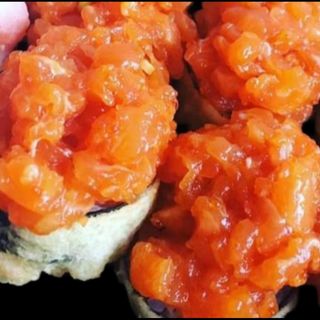 Tatar łosoś z czapkami z tatara