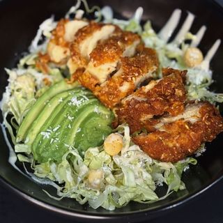 Ensalada César con Aguacate y Contramuslo de Pollo Crujiente