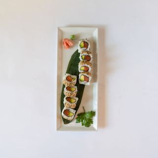 Salmón y Aguacate Roll