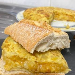 1/2 Bocadillo tortilla de patata y cebolla