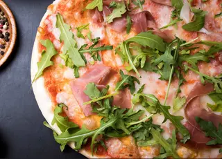 Pizza jamones rúcula y grana