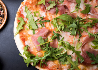 Pizza jamones rúcula y grana