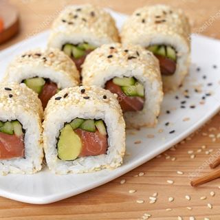 1/2  Salmon Aguacate y sésamo roll (4 UDS)
