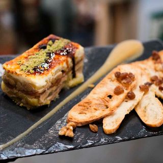 Milhojas De Manzana Asada Y Foie, Caramelizado Con Pistachos