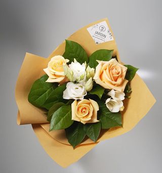 Buchet trandafiri somon, eustoma si frezii