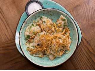 Вареники з бринзою та шпинатом зі смаженою цибулею та сметаною (310g)