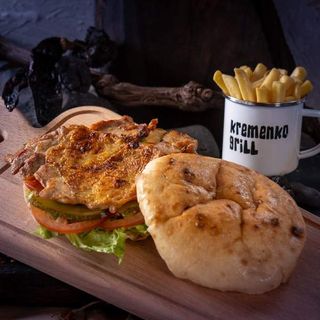 Otkošteni pileći batak u lepinji s pomfritom