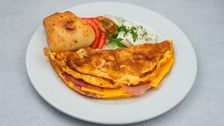 Omlet sa cheddarom i njeguškom pršutom