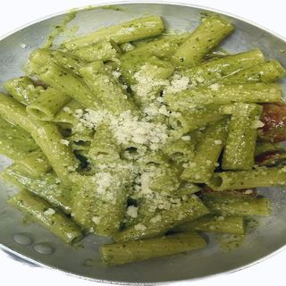 Rigatoni pesto con pinoli e pomodorini