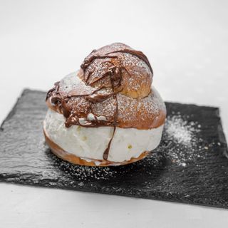 Brioche con panna e gocce di Nutella