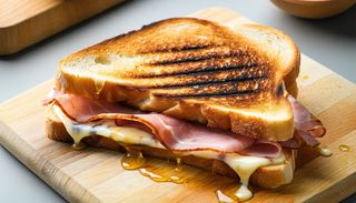 Тост с шунка и кашкавал