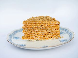 Tort de vafe cu lapte condensat fiert și nuci