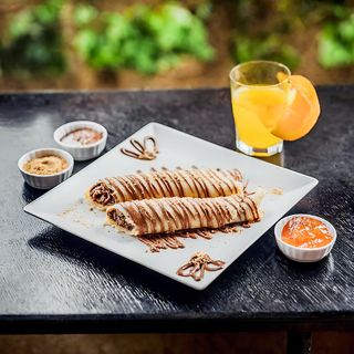 Palačinka sa belom linoladom, plazmom i jagodom