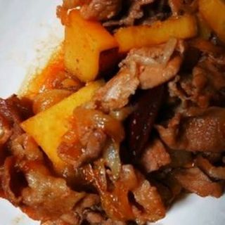 Cerdo con bambú y setas