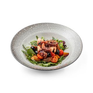 Salată caldă cu caracatiță