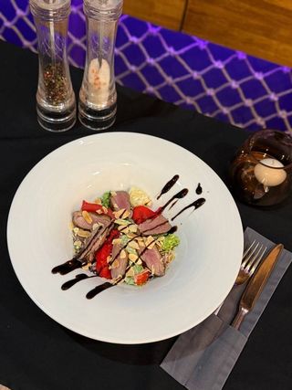 Салат з качиною грудкою та соусом Дор блю (265г)