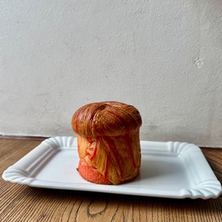 Слойка з заварним кремом і полуничним кюлі