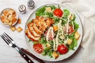 Салат "Цезарь с курицей"