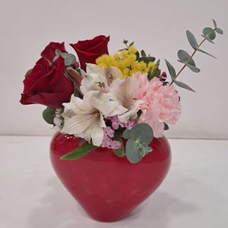 composizione di fiori con base ceramica a cuore