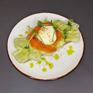 Тост з огірком та лососем