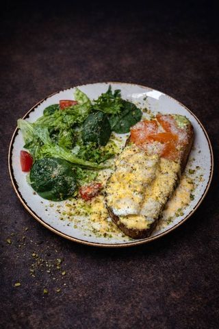 Авокадо тост з яйцем пашот