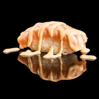 97. Nigiri shake flambé 2 pezzi