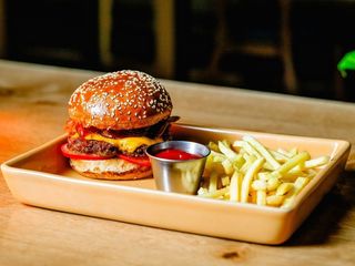 Чізбургер з копченим беконом (300/150/50g)