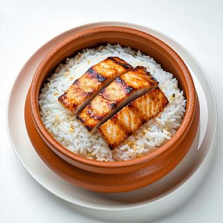 Riso in casseruola di terracotta con anguilla