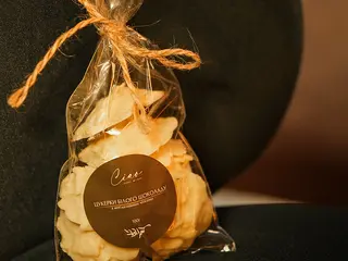 Цукерки з білого шоколаду з мигдалевими чіпсами (100g)