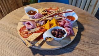 Platou Mezeluri si Branzeturi Mixte 2-4pers