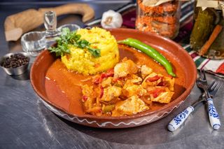 Tigaie picantă de piept de pui și pilaf de orez