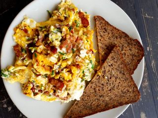 Jajecznica na boczku z 3 jajek