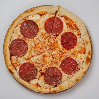 Пицца с салями