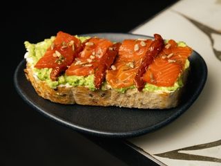 БРУСКЕТТА ЗІ СЛАБОСОЛЕНИМ ЛОСОСЕМ