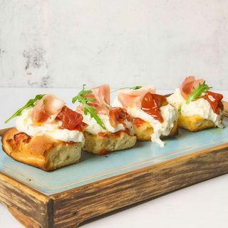 Focaccia Con Pomodorini E Burrata