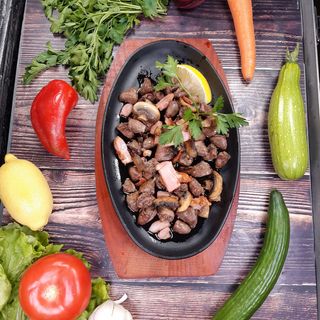 Пилешки сърца с бекон и гъби на тиган (300г)