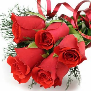 5 червоних троянд