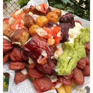 Salchipapa criollo