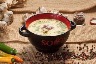 Ciorbă de pui a la Matei (410 gr) servită cu două felii de pâine
