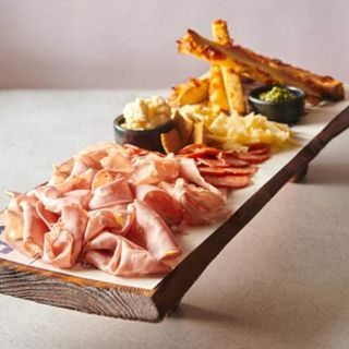 Tabla Toscana De Embutidos Y Quesos