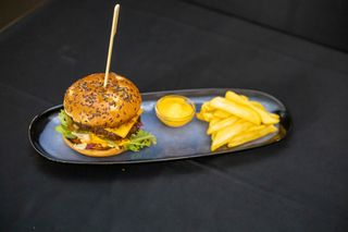 Burger de vită cu cartofi prăjiți