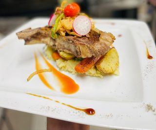 Entrecot A La Brasa Con Patatas Y Verduras