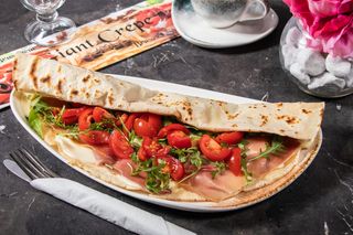 Clatita Uriasa cu mozzarella, prosciuto, rucola si rosii