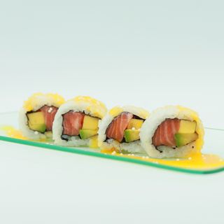 Uramaki de salmón y mango