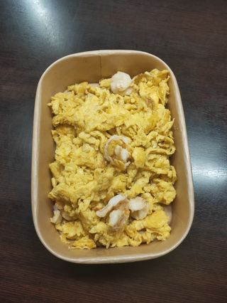 113. Uova saltato con gamberi