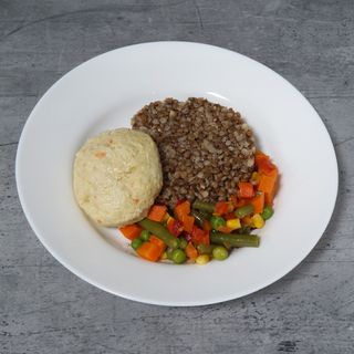 Гречка, овочі, котлета куряча на пару