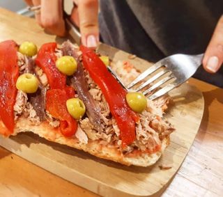 Atún Con Pimientos Con Aceituna Y Anchoas