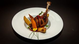 Confit de rață cu dulceață de ardei iute și piure de pastarnac